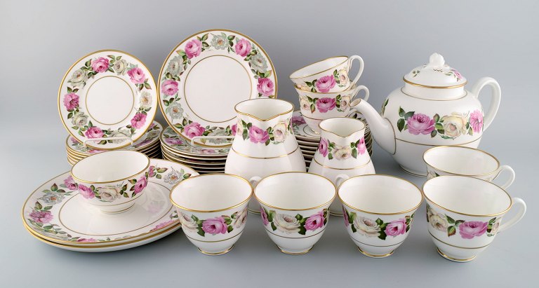 Royal Worcester, England. Complete tea service for seven people in porcelain with floral motifs. Dated 1983.