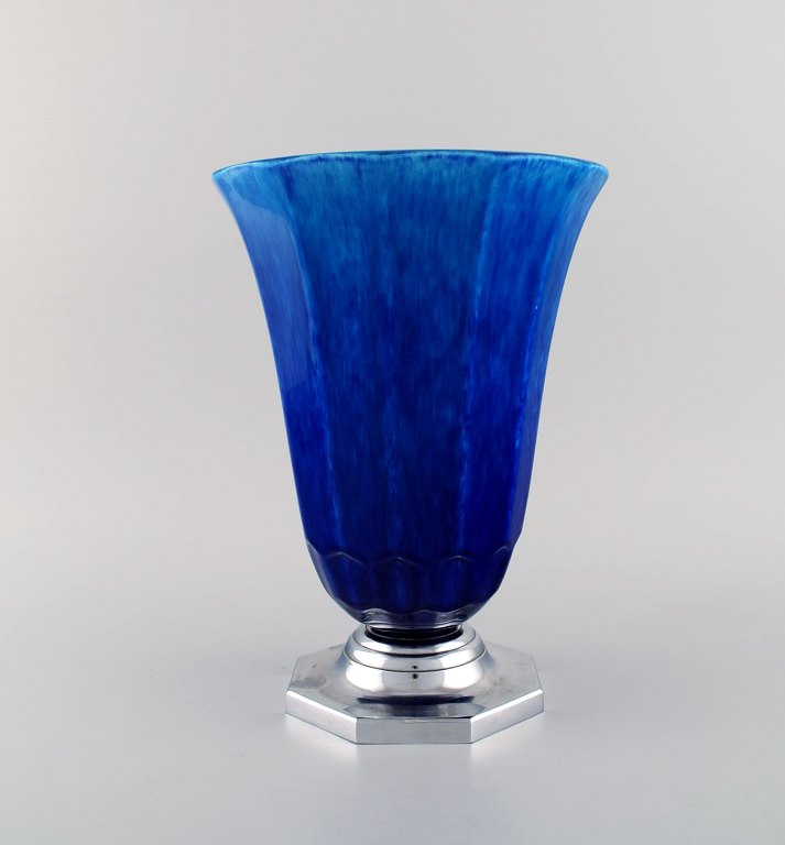 Paul Milet for Sevres, Frankrig. Stor art deco vase i glaseret keramik med fod i rustfrit stål. Smuk glasur i blå nuancer. 1930