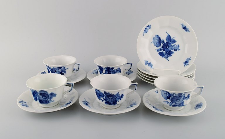 Royal Copenhagen blå blomst kantet. Fem kaffekopper med underkopper og fem tallerkener. Modelnummer 8608.