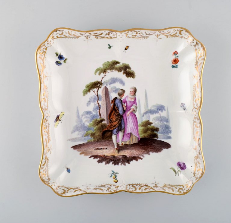 Antikt Meissen fad / skål i håndmalet porcelæn. Romantisk sceneri med nobelt par, sommerfugle og blomster. 1800-tallet. 