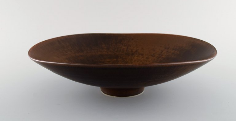 Carl Harry Stålhane for Rörstrand. Large dish / bowl on base in glazed ceramics. Beautiful glaze in brown shades. Mid-20th century.