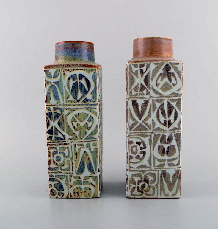 Nils Thorsson og Johanne Gerber for Aluminia, Royal Copenhagen.To Baca vaser med mønstret glasur i nuancer af grøn, blå og brun. 1960