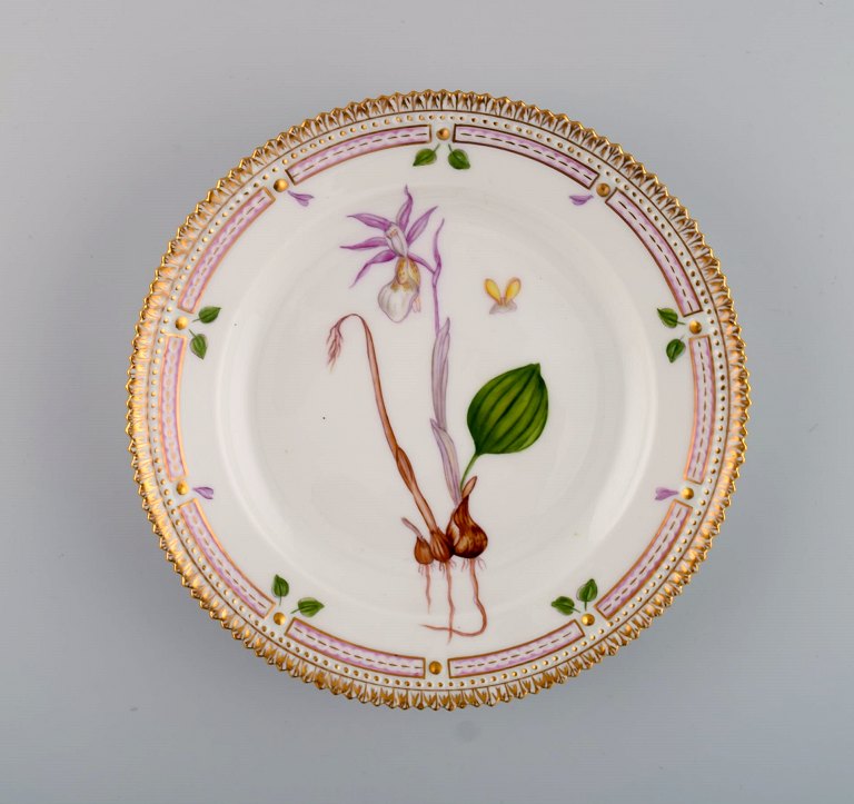 Royal Copenhagen Flora Danica salattallerken i håndmalet porcelæn med blomster og gulddekoration. Modelnummer 20/3573.  