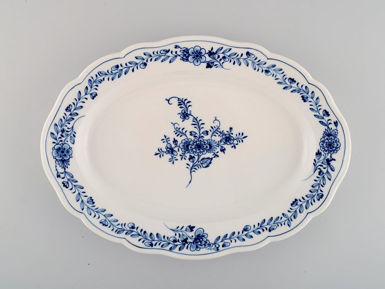 Ovalt Meissen Neuer Ausschnitt serveringsfad i håndmalet porcelæn med blomsterdekoration. Ca. 1900.