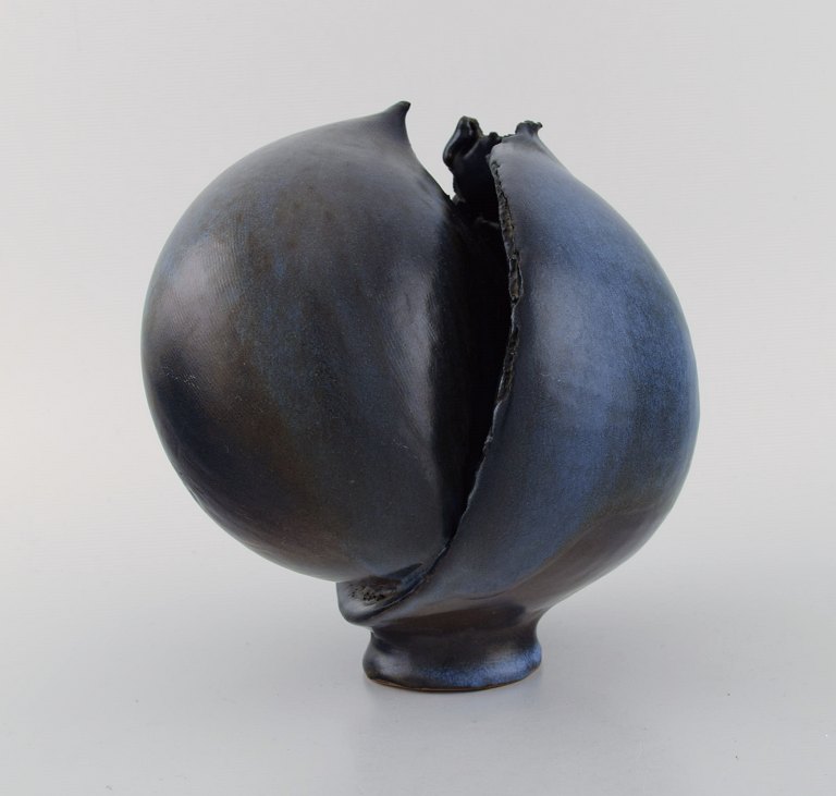 Francis Milici (f. 1952) for Atelier Madoura. Organisk formet unika vase i glaseret keramik. Smuk glasur i dybe blå nuancer. Dateret 1986.