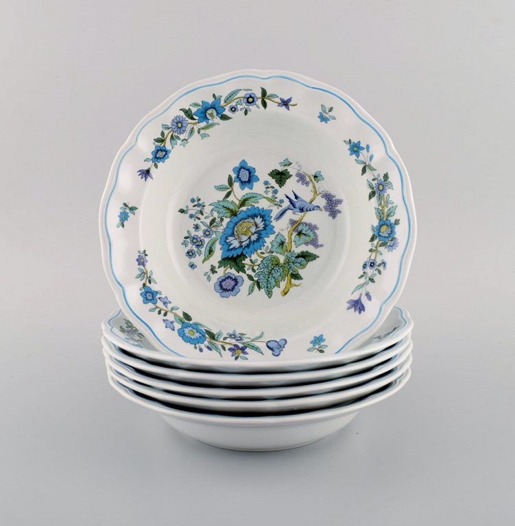 Spode, England. Seks dybe tallerkener i håndmalet porcelæn med blomster- og fuglemotiver. 1960/70