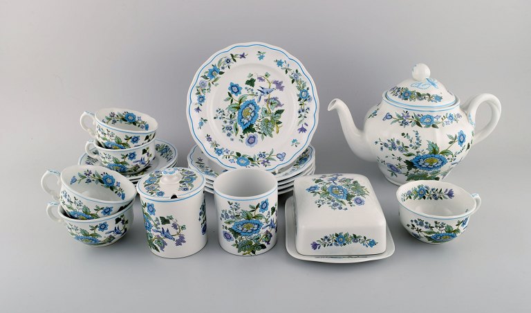 Spode, England. Mulberry teservice til fem personer i håndmalet porcelæn med blomster- og fuglemotiver. 1960/70