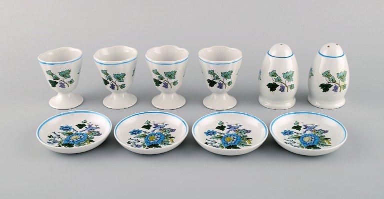 Spode, England. Four Mulberry egg cups, caviar bowls and salt / pepper shaker in hand-painted porcelain. 1960s / 70s.