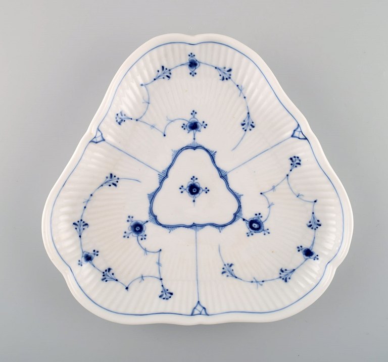 Antikt trekantet Royal Copenhagen Musselmalet Riflet fad. Midt 1800-tallet.
