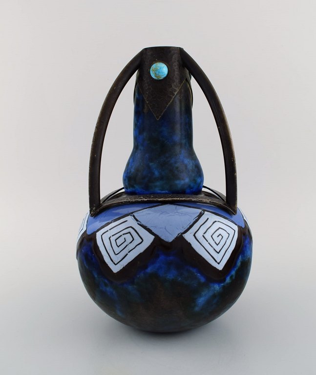Louis Dage (1885 - 1961), fransk keramiker. Stor art nouveau vase i glaseret keramik og smedejernsmontering med indlagte turkiser. 1920