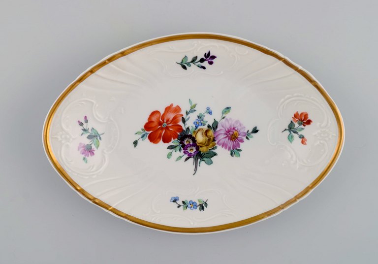 Antik Royal Copenhagen Saksisk skål / fad i porcelæn med håndmalede blomster og guldkant. Tidligt 1900-tallet.