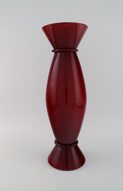 Meget stor Murano / Venini vase i bordeaux rødt mundblæst kunstglas. Italiensk design, 1980
