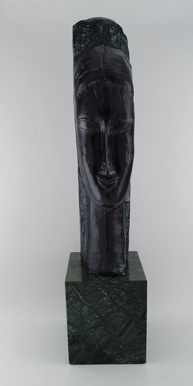 Amedeo Clemente Modigliani (1884–1920) d´après. "Tête de jeune femme". Large bronze sculpture in solid bronze on green marble base. Bronze foundry: Ebano, Spain. Limited edition 38/48. Heavy bronze sculpture in high quality. Late 20th century.