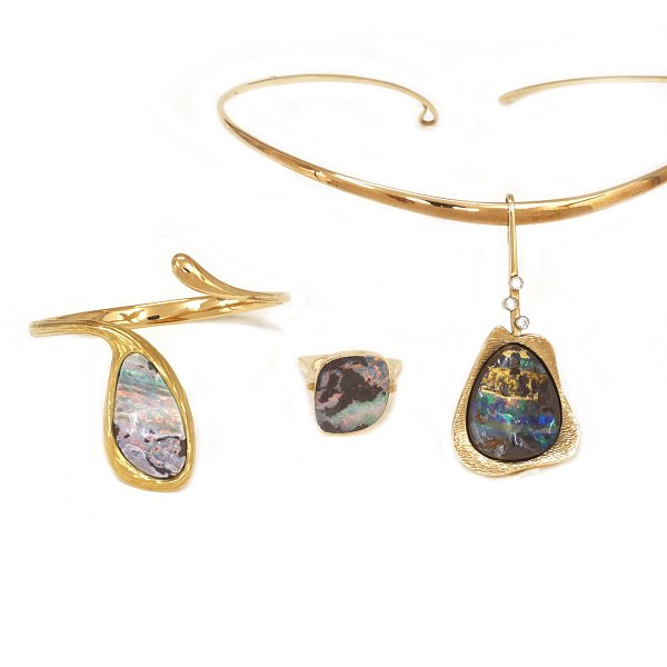 Bent Gabrielsen, Denmark set of necklace, bangle and ring with opals and diamonds. 14&18kt gold. Ringsize: 58-59. Bangle inside: 6x5cm. Pendant: 65x30mm. Diamonds circa 0,12ct(3)