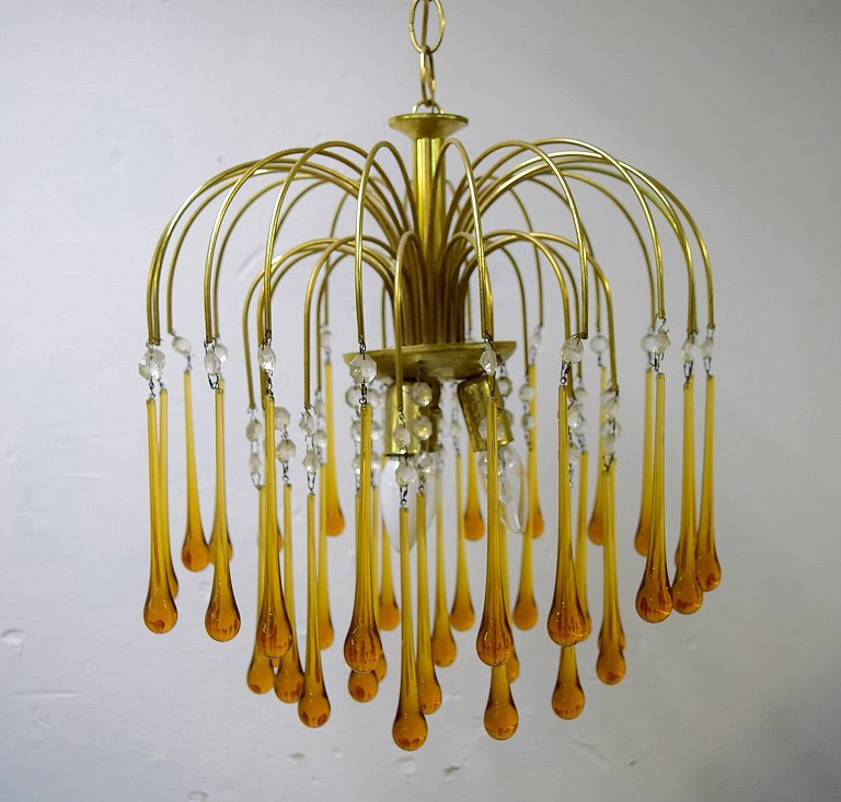 Stor og imponerende Murano lysekrone / loftlampe. Stel i messing med lange dråber i ravfarvet mundblæst kunstglas. Italiensk design, 1960/70