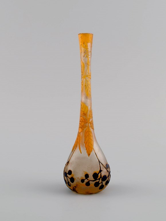 Daum Nancy, Frankrig. Art nouveau Prunellier vase i matteret mundblæst kunstglas med orange blade og sorte bær i relief. Ca. 1900.