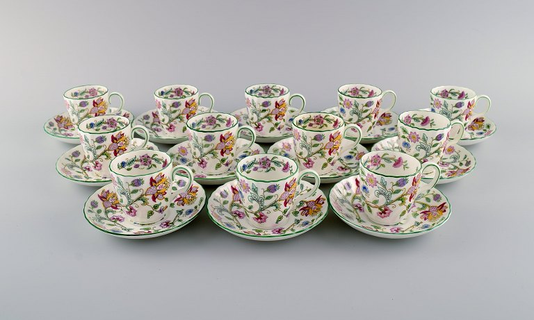 Minton, England. Tolv Haddon Hall mokkakopper med underkopper i porcelæn. Farverige blomster og lysegrøn kant. 1930