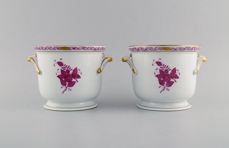 Herend Chinese Bouquet Raspberry. To urtepotter i håndmalet porcelæn modeleret med hanke. Midt 1900-tallet.