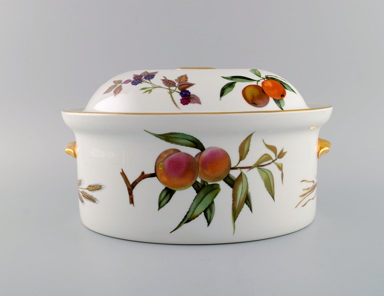 Royal Worcester, England. Large Evesham lidded tureen in porcelain decorated with fruits and gold rim. 1980s.
