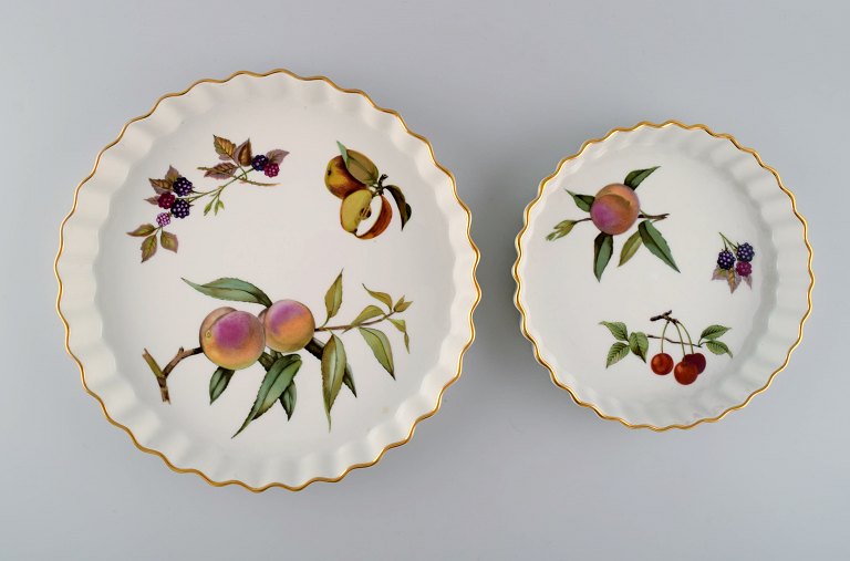 Royal Worcester, England. Two Evesham pie dishes in porcelain decorated with fruits and gold rim. 1980s.