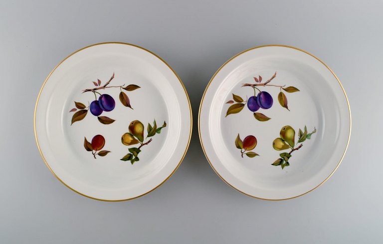 Royal Worcester, England. A pair of Evesham dishes / bowls in porcelain decorated with fruits and gold rim. 1960/70s.