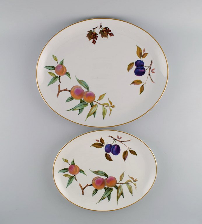 Royal Worcester, England. Two Evesham serving dishes in porcelain decorated with fruits and gold rim. 1960/70s.