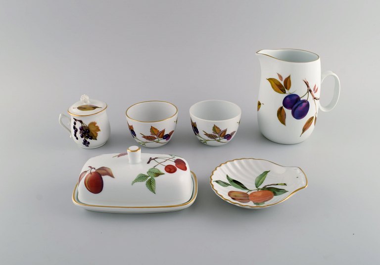 Royal Worcester, England. Seks dele Evesham porcelæn dekoreret med frugter og guldkant. 1980