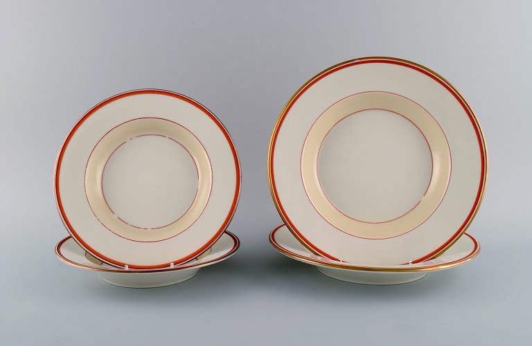 Christian Joachim for Royal Copenhagen. "Det spanske stel". Fire dybe tallerkener i håndmalet porcelæn. Produceret fra 1931-1970.