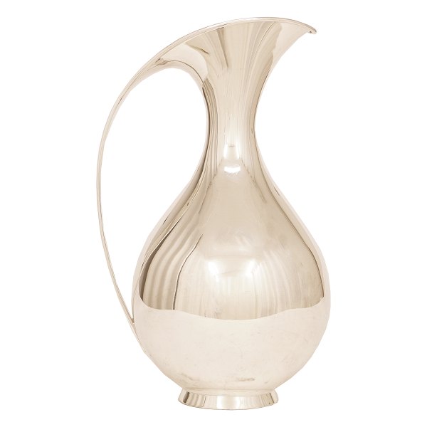 Kay Fisker Stor Næbkande i sterlingsølv på 1,5L. Udført hos A. Michelsen. Stemplet Kay Fisker med årstalskode L9 svarende til produktionsåret 1962. H: 24cm. V: 774gr