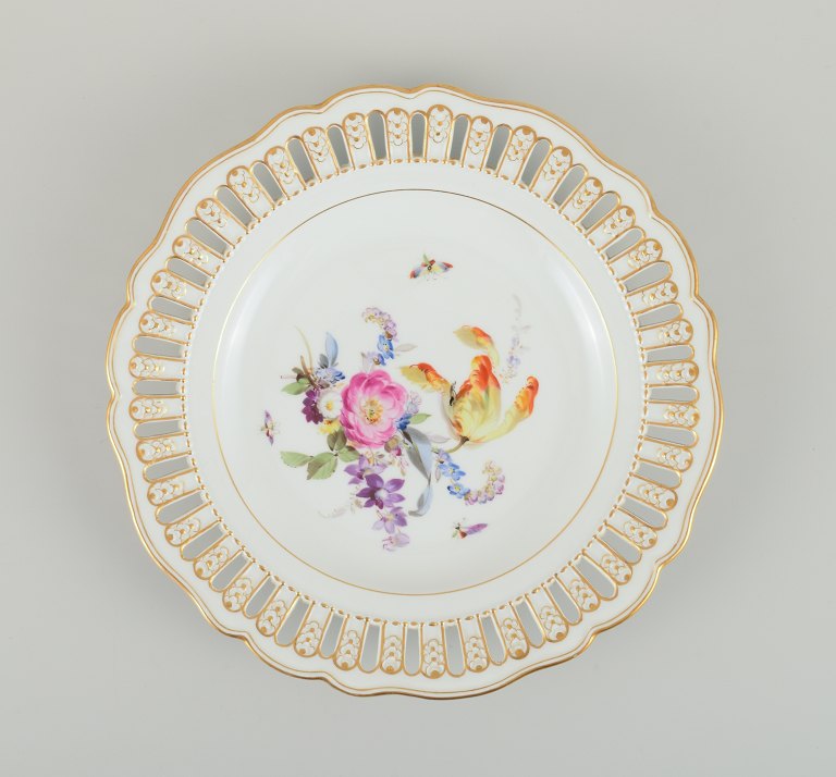 Antik Meissen gennembrudt tallerken i håndmalet porcelæn med blomster og gulddekoration. Sent 1800tallet.