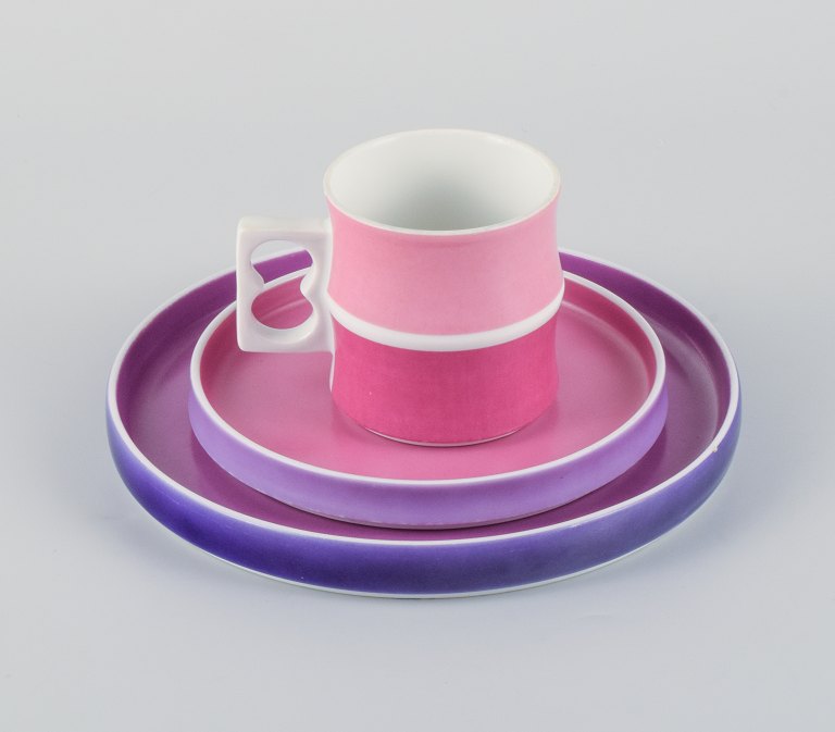 Arzberg, Tyskland, Chromatics kaffesæt med krus og to tallerkner i lilla og pink nuancer.Sen 1900-tallet, Modernistisk.