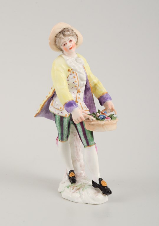 Antagelig tysk porcelænsfigur, herre med blomsterkurv, 1800-tallet. Utydeligt signeret. Håndmalet.