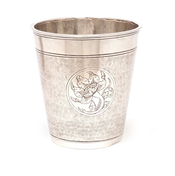 Kraftigt nålepunlset sølvbæger med tre kartoucher. To med stiliserede blomster. En med navnetræk og datering 1754. Mester: Peter Brock, 1739-66, Randers. H: 9,8cm. V: 188gr