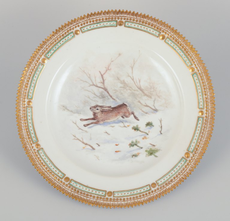 Royal Copenhagen Fauna Danica middagstallerken med motiv af hare i vinterlandskab.