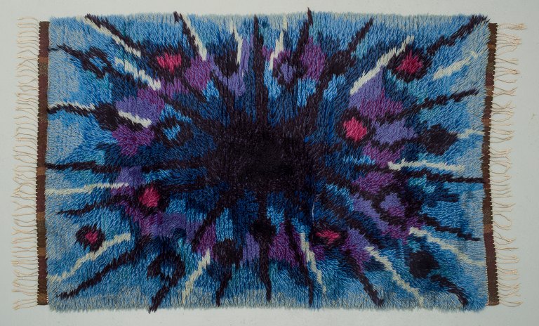 Svensk tekstildesigner. Ryatæppe af ren bomuld. Håndlavet. Blå og violette farver.