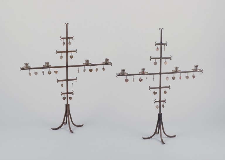 Gunnar Ander, svensk designer. Et par lysestager i støbejern.Håndlavet. Vedhæng i form af hjerter.