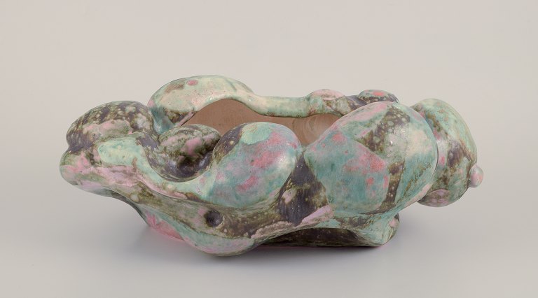 Christina Muff, Dansk samtidskunstner, født 1971.
Meget skulpturelt udført vase med spændende glasering.