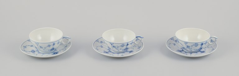 Royal Copenhagen Musselmalet Riflet. Et sæt på tre tekopper med tilhørende underkopper.