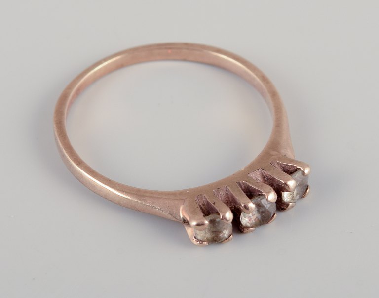 M. P. Christoffersen, Dansk guldsmed. Klassisk guldring prydet med tre halvædelsten.