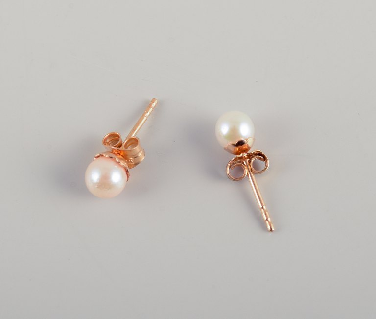 Swedish goldsmith. A pair of classic ear studs in 18 karat gold adorned with cultured pearls.