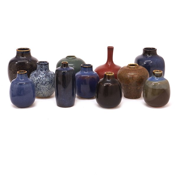 Samling på elleve miniature stentøjsvaser udført af Nils Thorsson for Royal Copenhagen (10 stk) og en af Hans Bendix. H: 6,5-9cm