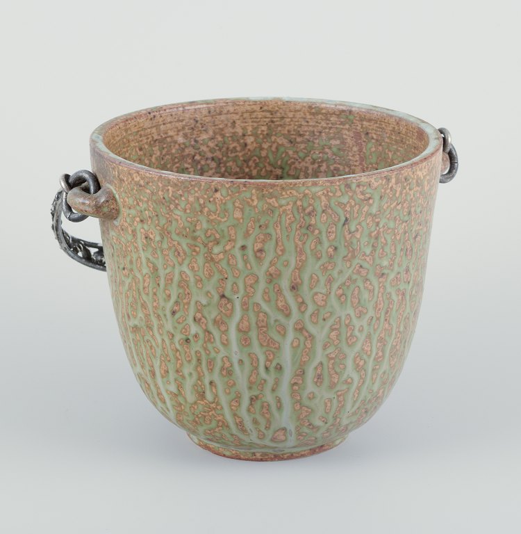 Arne Bang og Aage Weimar. Stor iskøler i keramik, hank i tretårnet sølv.