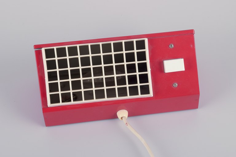 Hans-Agne Jakobsson, Sverige. "Elidus" sengelampe i rød-lakeret metal.