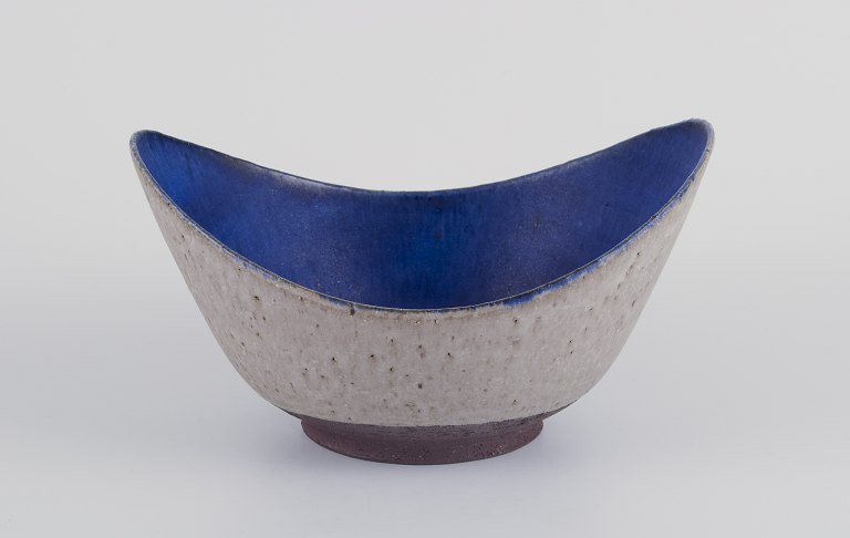 Dansk studiokeramiker.
Stor oval unika keramikskål.