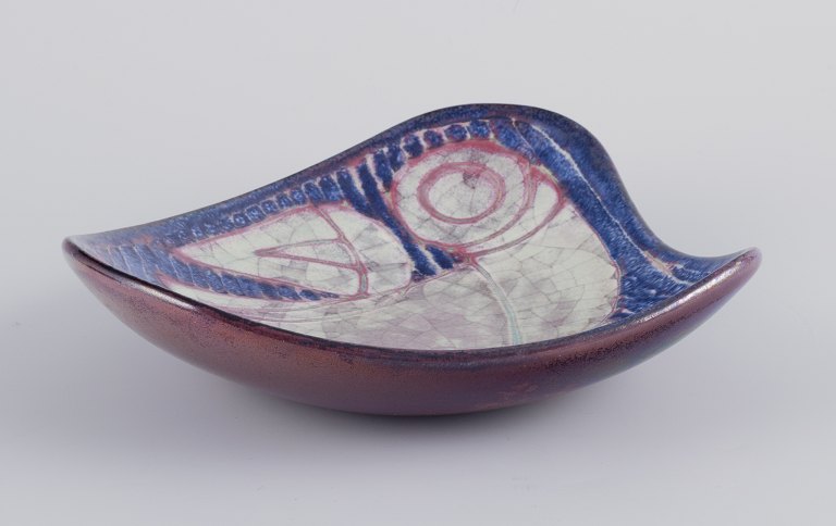 Michael Andersen, Bornholm.
Hand-glazed ceramic dish.