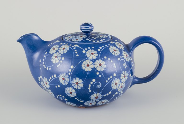 Kähler, Denmark.
Large "Marguerite" teapot with blue glaze.