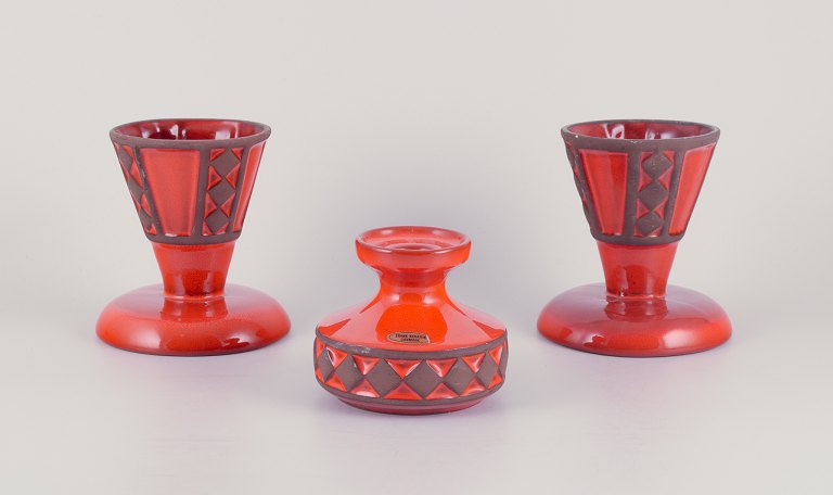 Frank Keramik, Danmark.
Et par vaser samt lysestage i glaseret stentøj.