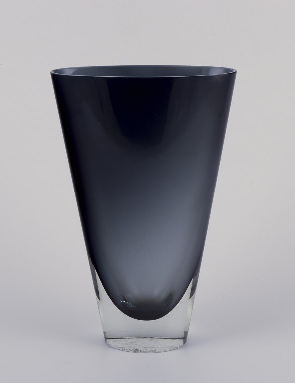 Kaj Franck, finsk glaskunstner, for Nuutajärvi Notsjö. 
Unika kunstglasvase med konisk form.
