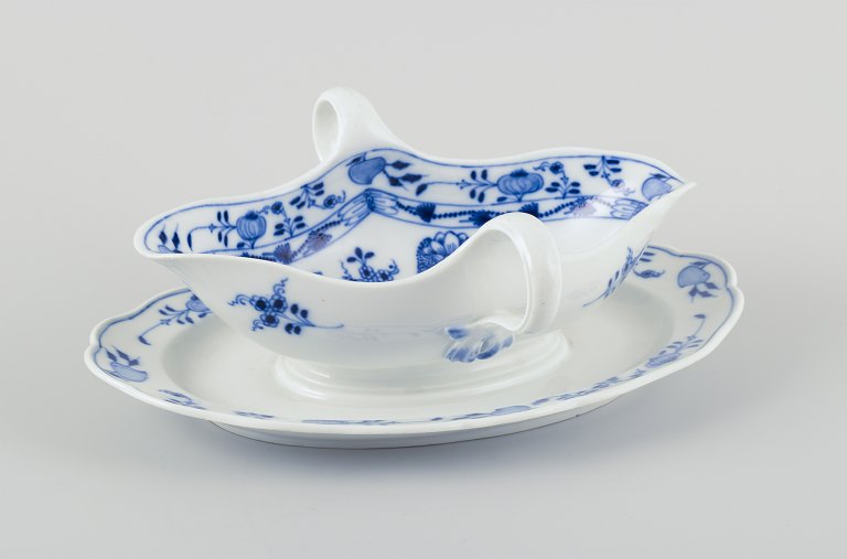 Meissen, Tyskland. L&#248;gm&#248;nstret porcel&#230;ns saucekande med to hanke p&#229; fod.