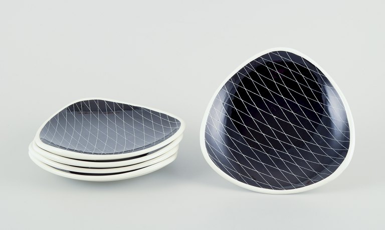 Schramberg, Tyskland. Et sæt på fem små ”Mignon” tallerkener i fajance.